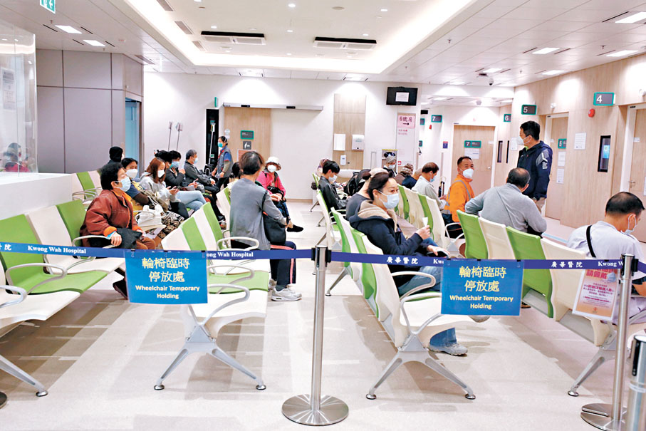 ●醫務衞生局昨日發表2023/24年度醫療衞生經常性開支高達2,512.07億元，較上一個年度升8.6%。圖為廣華醫院候診區。 資料圖片