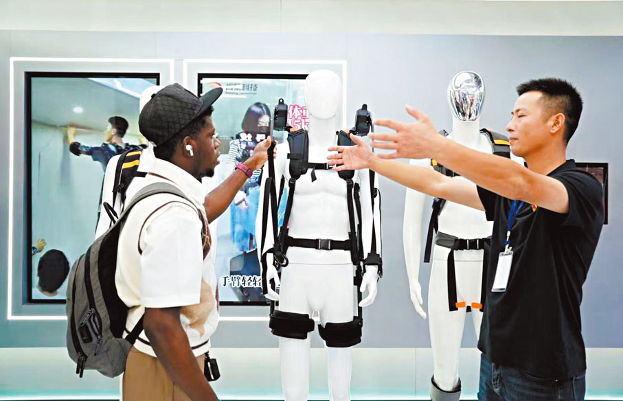 ●在義烏全球數貿中心，國外採購商正向商戶了解中國自研外骨骼產品。 香港文匯報浙江傳真