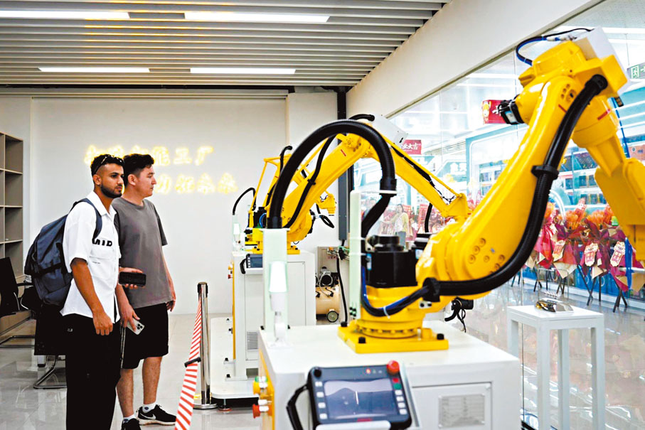 ●中國生產的機器臂吸引國外客商目光。香港文匯報浙江傳真