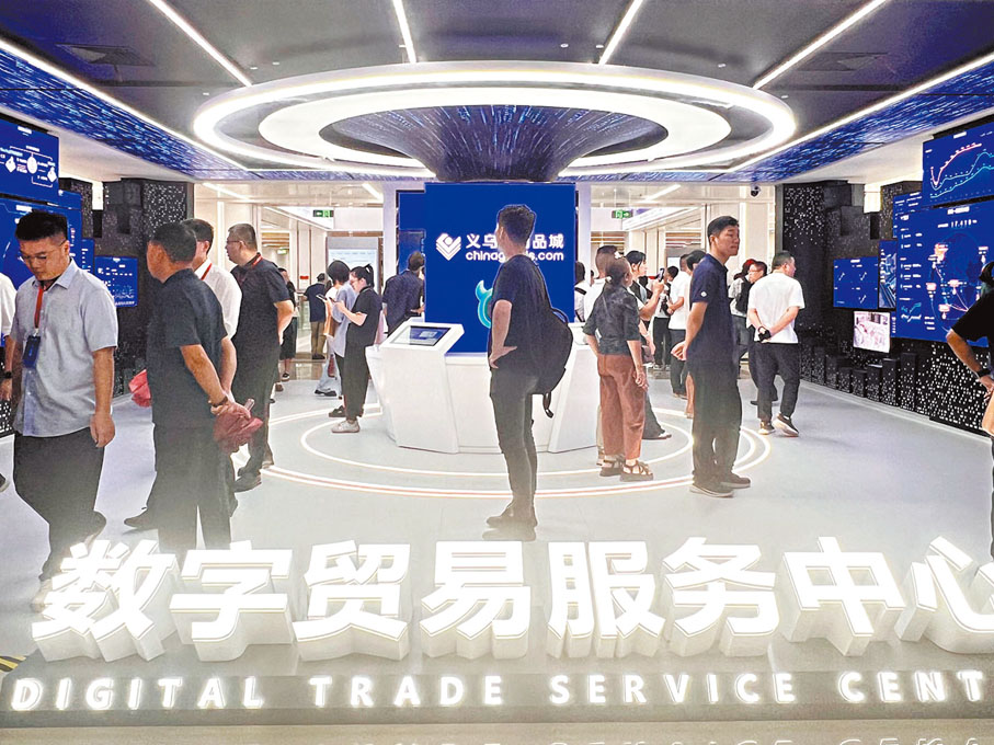 ●數貿服務中心大屏實時顯示外貿大數據。香港文匯報記者王莉  攝