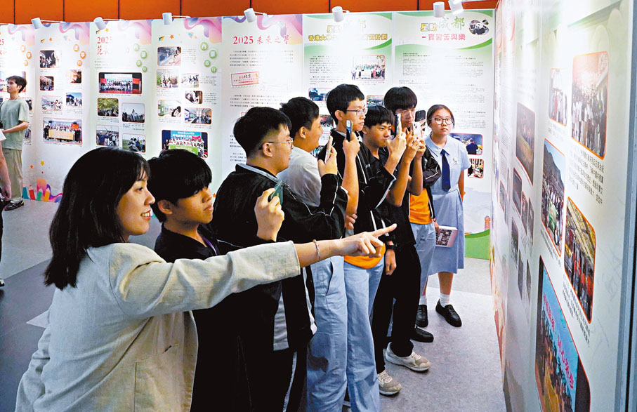 ●學生觀賞展板，回味行程點滴。