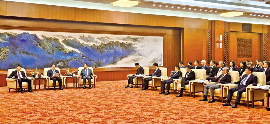 ●訪問團獲全國人大常委會副委員長彭清華親切接見。（澳門教青局圖片）