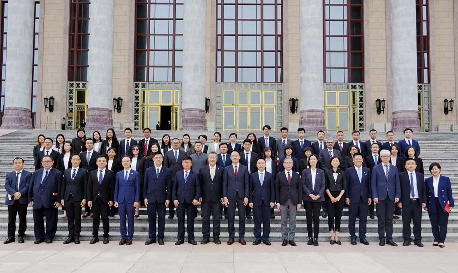 ●訪問團在人民大會堂前合影。 （澳門教青局圖片）