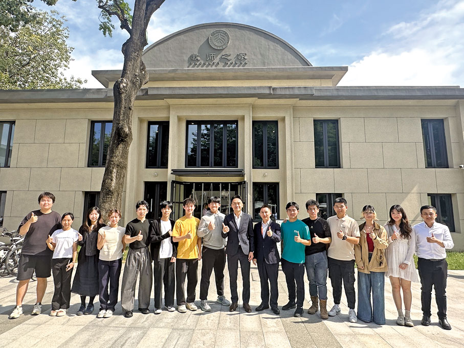 ●澳門教青局局長龔志明、中央政府駐澳門聯絡辦教育與青年工作部副部長李勇先、澳門教青局副局長黃嘉祺與北大就讀澳生交流。 （澳門教青局圖片）