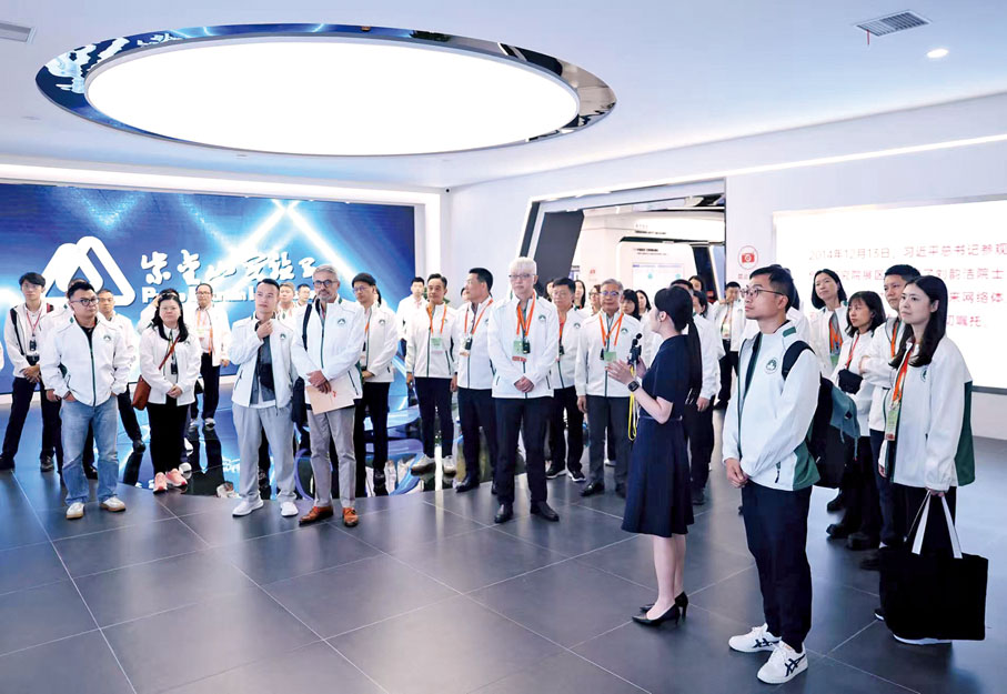 ●訪問團考察紫金山實驗室了解科研最新成果。 （澳門教青局圖片）