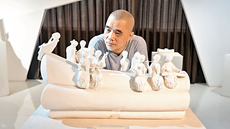 ●蘇獻忠與他創作的《衾》系列。