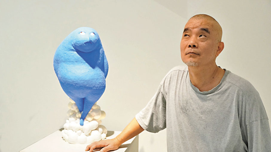 ●通體藍色、肥胖、站立的這隻鳥是蘇獻忠的精神自塑像。