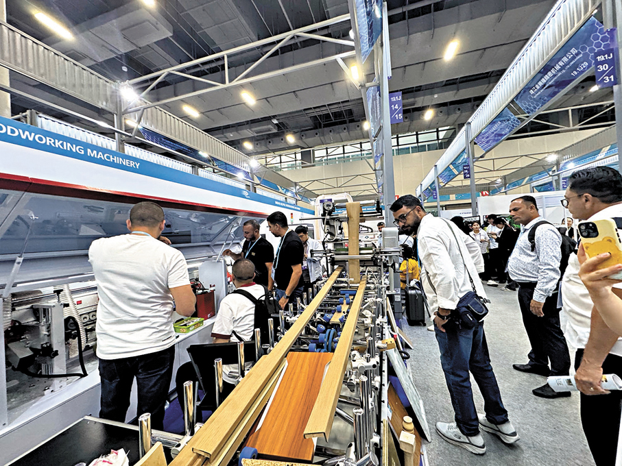 ●智能生產線吸引了海外採購商的強烈興趣。 香港文匯報記者盧靜怡  攝