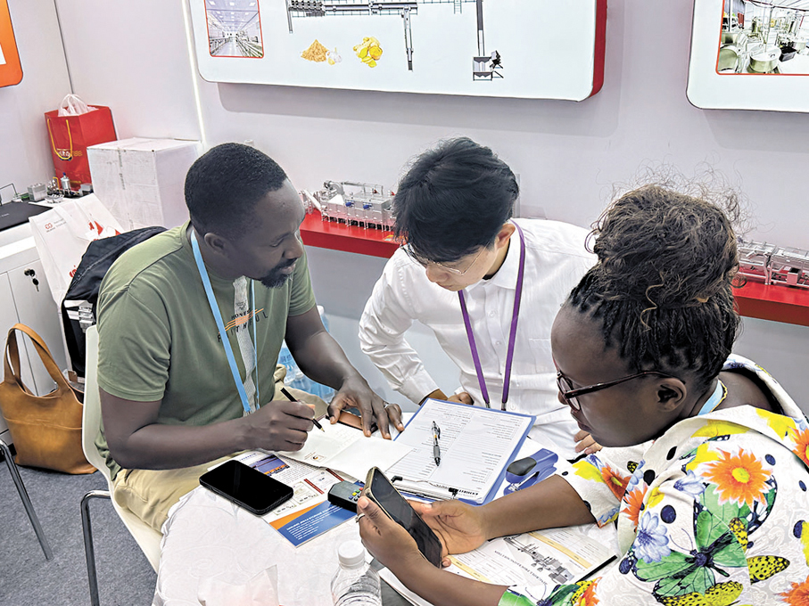 ●傑爾古格智能科技公司的展位坐滿來自新興市場的採購商。香港文匯報記者盧靜怡  攝