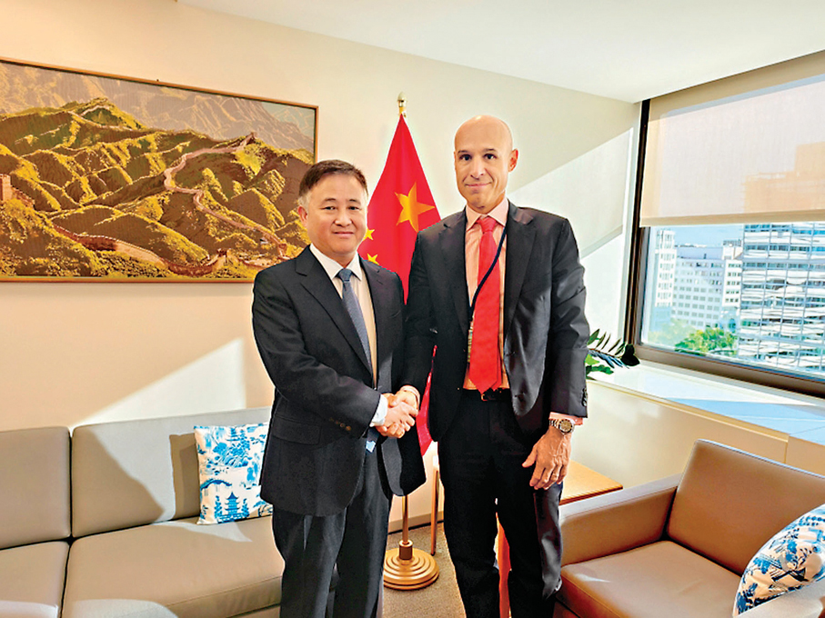 ●中國人民銀行行長潘功勝（左）在美國華盛頓會見SWIFT全球首席執行官哈維爾·佩雷茲·塔索（右）。 人行網站圖片