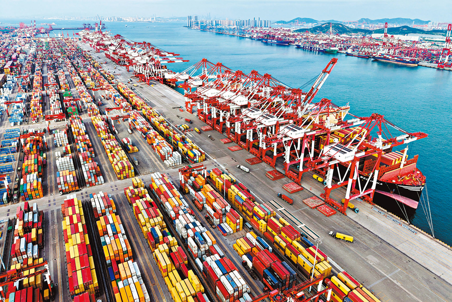 ●商務部發布《2025年美國履行世貿組織規則義務情況報告》，直指美國任意實施所謂「對等關稅」等各類單邊關稅措施，給多邊貿易體制帶來嚴峻挑戰，損害世貿組織成員共同利益和各國人民福祉。圖為山東港口青島港，貨輪在裝卸外貿貨櫃。 資料圖片