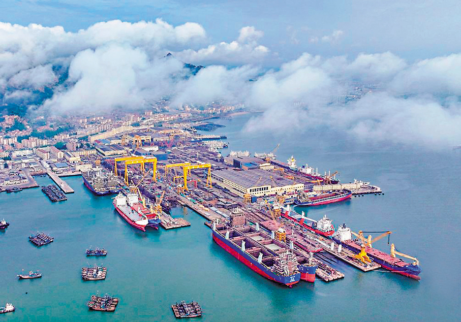 ●自2010年以來，中國造船業已連續15年保持全球市場份額第一。圖為山東省榮成市石島管理區修造船產業基地船塢。 新華網