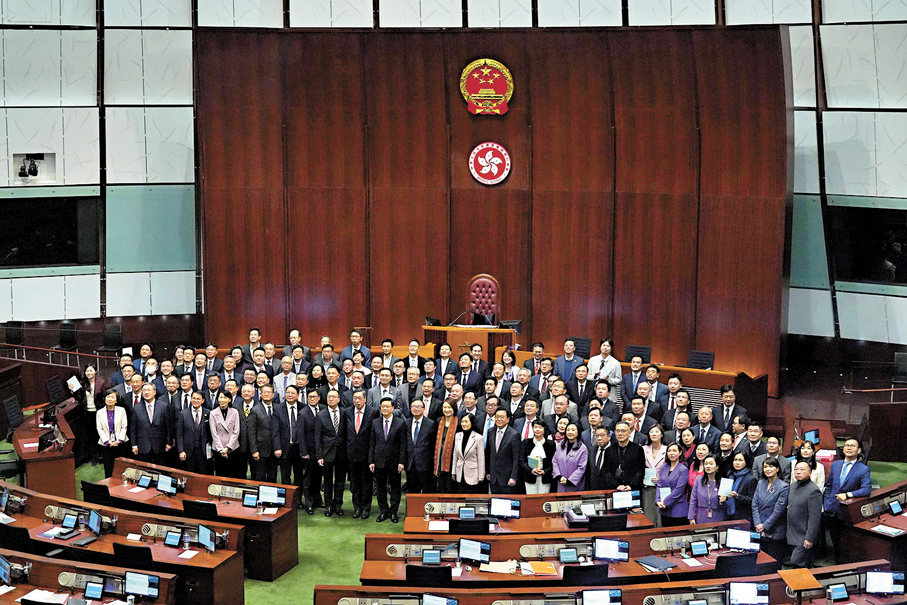 ●香港特區立法會去年3月全票通過《維護國家安全條例》。圖為行政長官李家超與立法會議員合照。 資料圖片