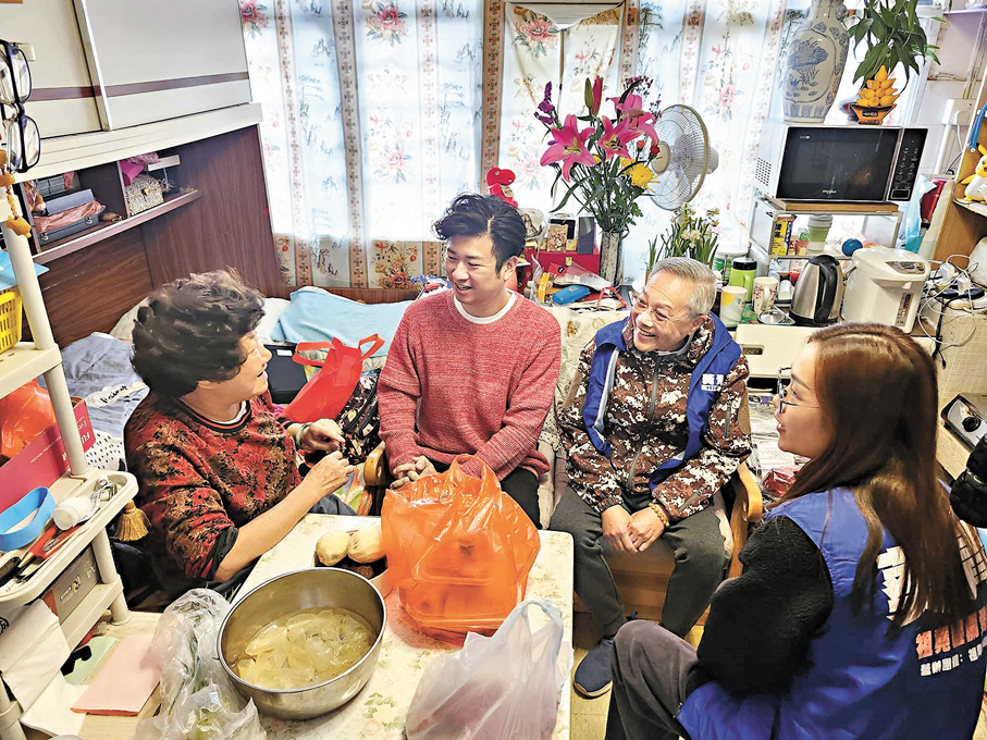 ●關愛隊早前走訪長者家庭。   資料圖片
