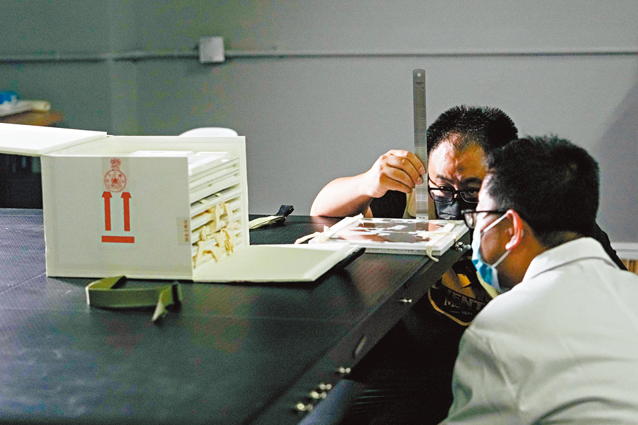 ●9月11日，工作人員在湖南省博物館文物庫房內準備對長沙子彈庫戰國帛書進行標準化影像採集。 新華社