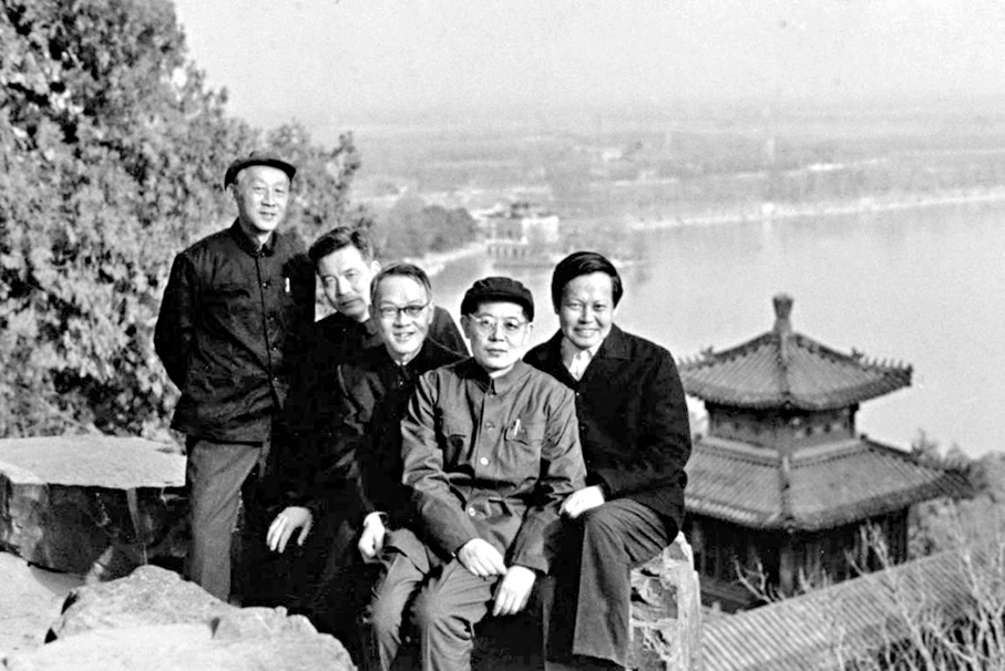 ●1974年，黃昆、鄧稼先、黃宛、周光召、楊振寧（從左至右）遊覽北京頤和園時合影。資料圖片