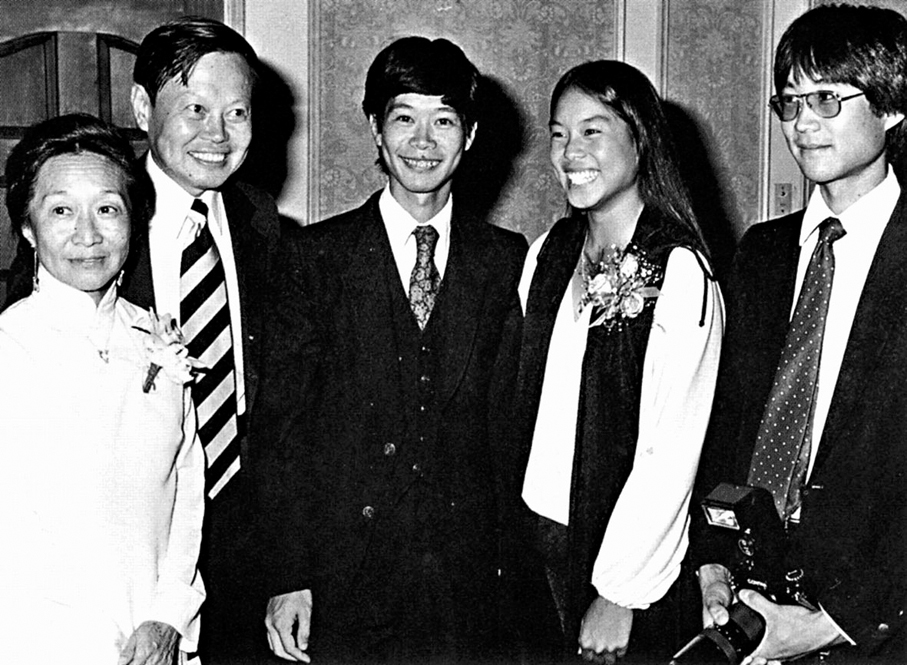 ●楊振寧與家人一九八二年攝於60歲生日宴會後。左起：杜致禮、楊振寧、楊光諾、楊又禮、楊光宇。     資料圖片