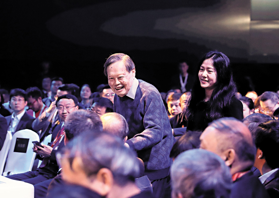 ●2019年11月2日拍攝的楊振寧與翁帆。 中新社