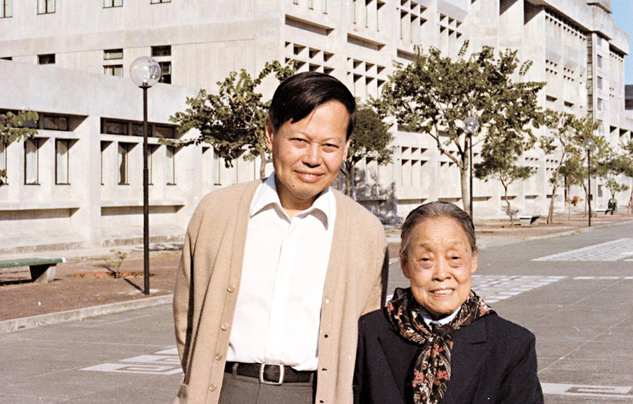 ●圖為楊振寧（左）與母親（右）在中大的合照。 香港中文大學楊振寧學術資料館圖片