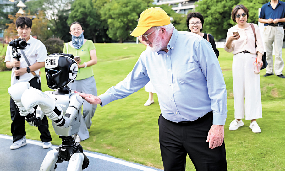 ●凱文·凱利與中國自主研發的機器人互動。香港文匯報杭州傳真