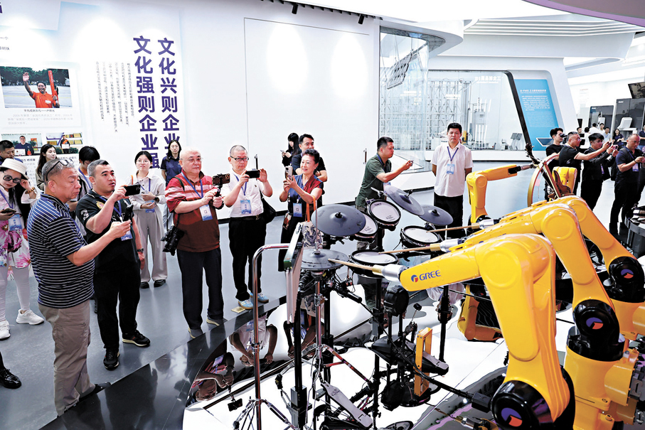 ●珠海推動傳統產業向高端化、智能化躍升，到二○二七年珠海智能終端產業規模有望突破二千億元人民幣。圖為機器人樂隊吸引海外華文媒體團。