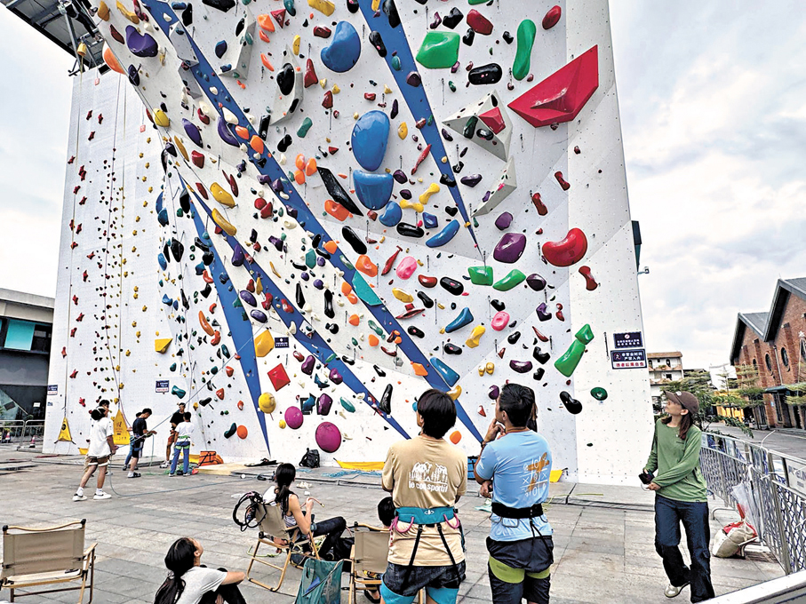 ●廣州普嵐攀岩館外的攀岩牆上，不少攀岩愛好者正在挑戰。