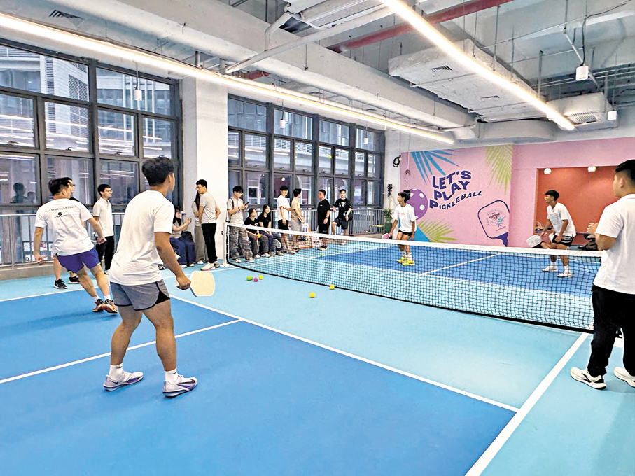 ●匹克球簡單易上手，吸引不少羽毛球、網球愛好者參與其中。