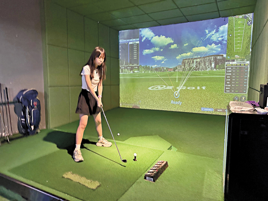 ●物美價廉的室內高爾夫運動體驗成為不少年輕人的選擇。