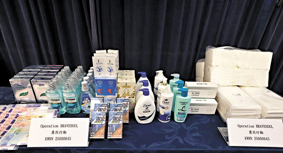 ●警方在行動中檢獲的證物。 香港文匯報記者劉友光  攝