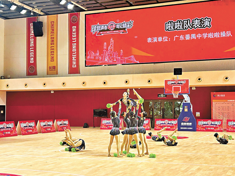 ●廣東番禺中學啦啦操隊活力四射。