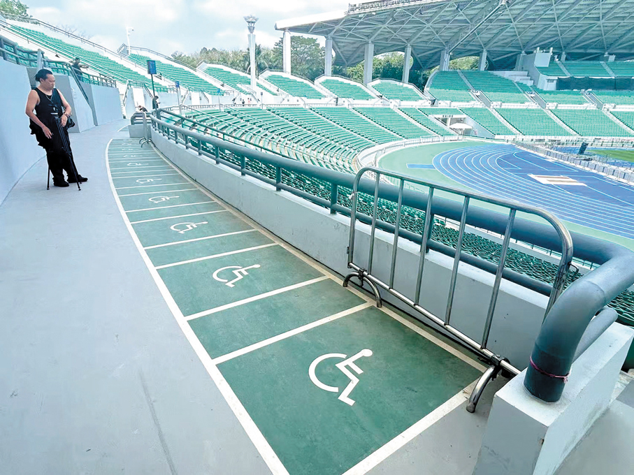 ●廣州番禺區承辦十五運會足球、攀岩等多個比賽項目。圖為位於番禺區的大學城體育中心。