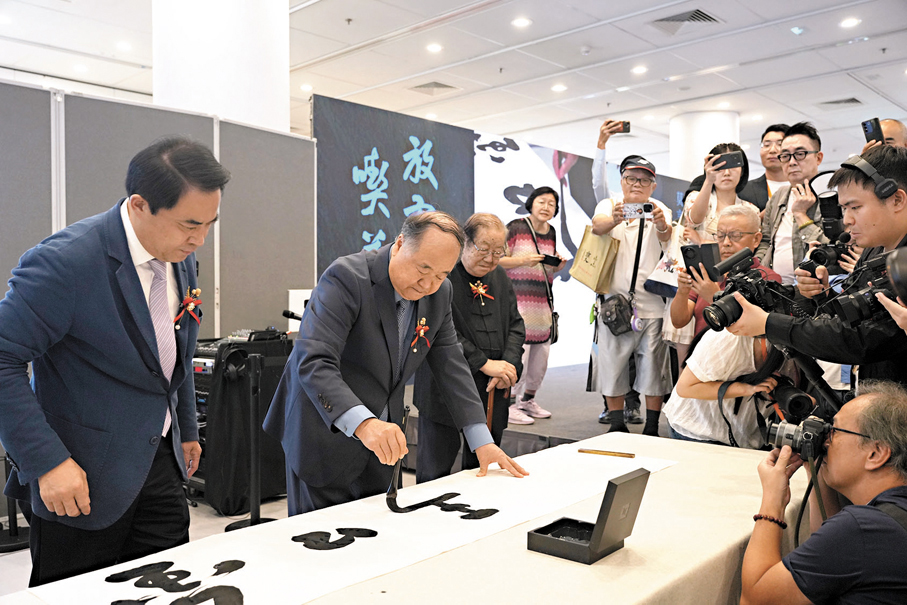 ●莫言現場揮毫「金口玉言」。