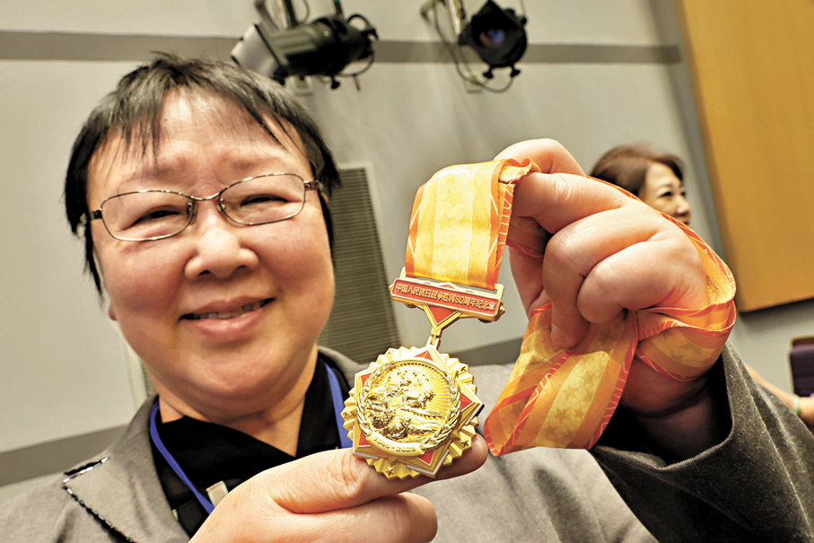 ●陶珍表示，紀念章鐫刻着先輩的光榮。 香港文匯報記者萬霜靈  攝