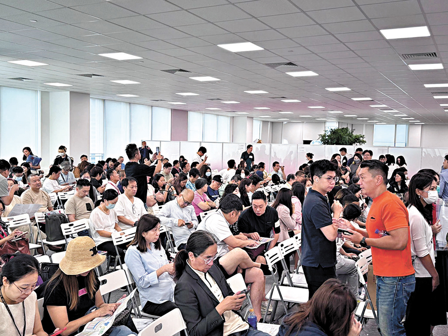 ●恒地發展的灣仔新盤Woodis昨日首輪開售75伙，即日沽清。 圖為售樓處場面。