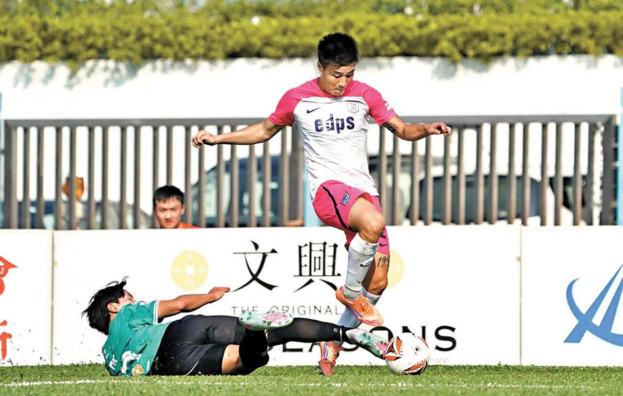 ●林樂勤（白衫）遭對手飛鏟。 香港文匯報記者張發兒 攝