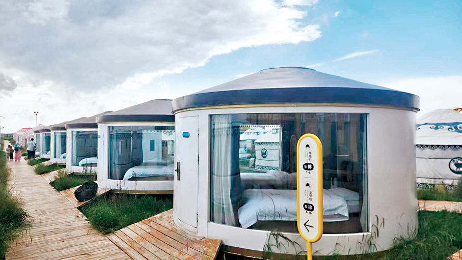 ●黃花溝草原旅遊度假區內的蒙古包，外觀傳統，但內部設施現代化。