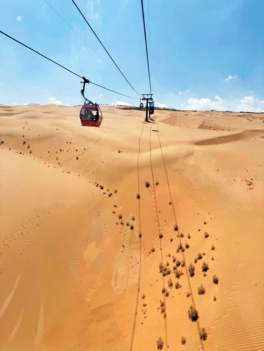 ●遊客可坐纜車到響沙灣。