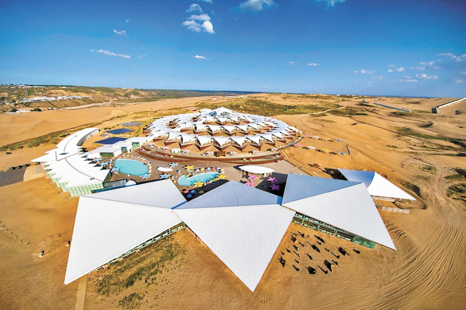 ●在響沙灣沙漠的酒店外觀景色。