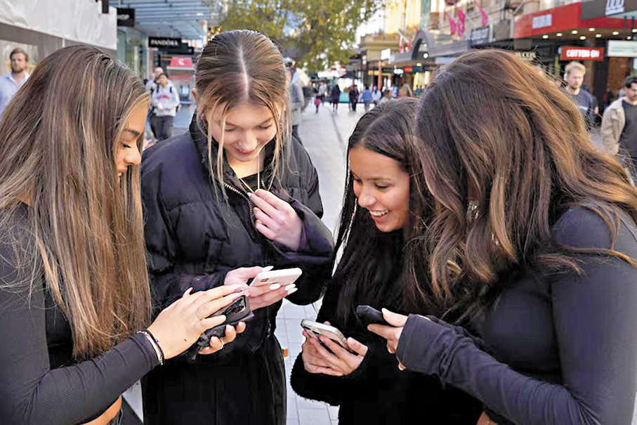 ●澳洲將於今年12月起全面禁止16歲以下兒童使用社媒。圖為澳洲年輕人。 網上圖片