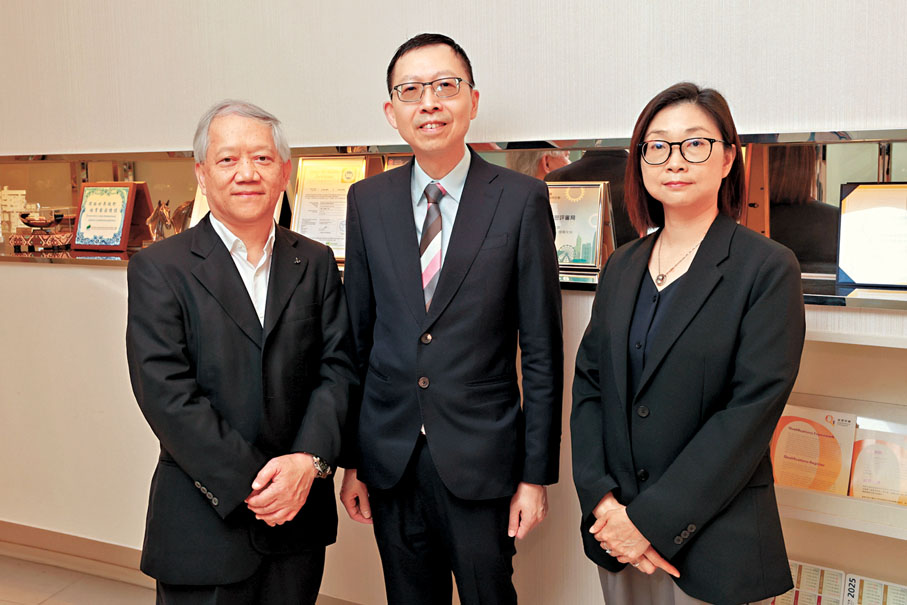 ●針對假學歷問題，周慶邦（中）強調學評局已作出一系列措施，加強把關，實行全面求真打假。右為祁惠玲。香港文匯報記者北山彥  攝