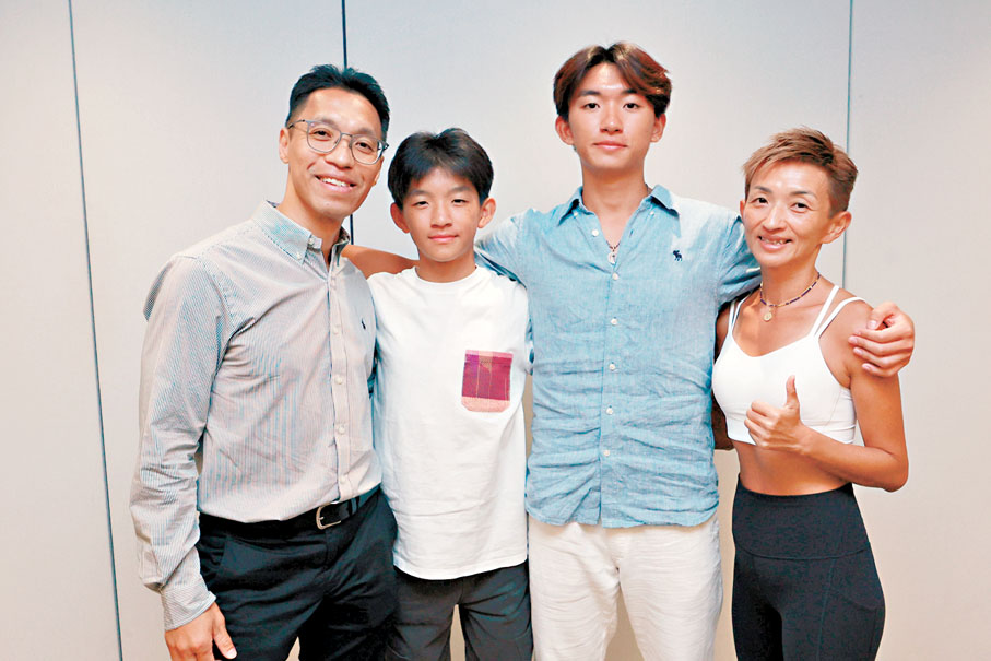 ●曾令令一家獲美好家庭獎。香港文匯報記者北山彥  攝