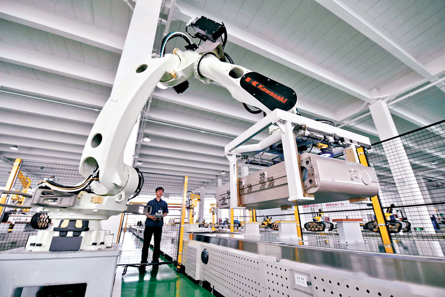 ●庫恩預計，「十五五」規劃或將聚焦「新質生產力」，推動高質量發展。圖為工人在中信重工開誠智能裝備車間內調試機器人。