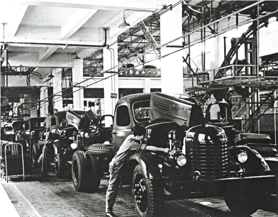 ●長春第一汽車製造廠的工人正在裝配解放牌汽車。