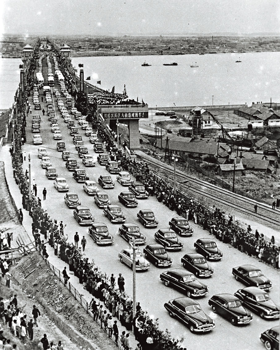 ●1957 年，武漢長江大橋正式通車。