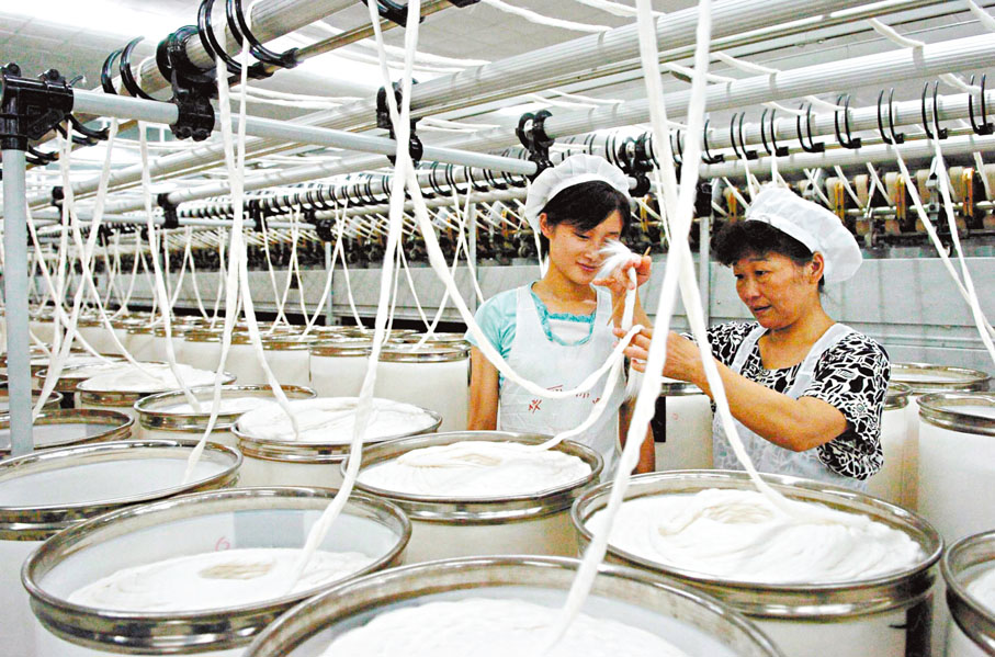 ●江蘇省華西村走出一條共同富裕的典範之路。圖為華西紡織廠車間。