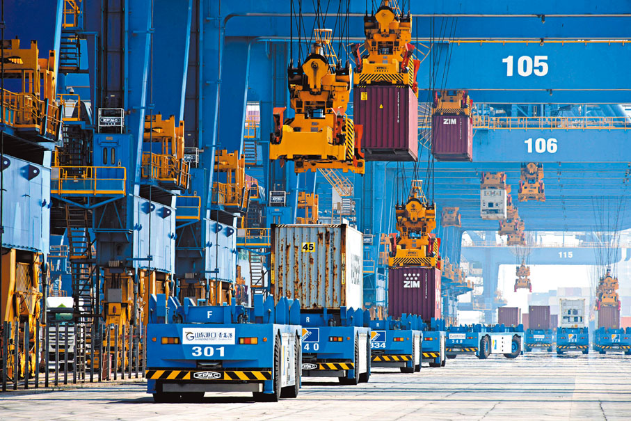 ●山東港口青島港全自動化碼頭進行裝卸作業。