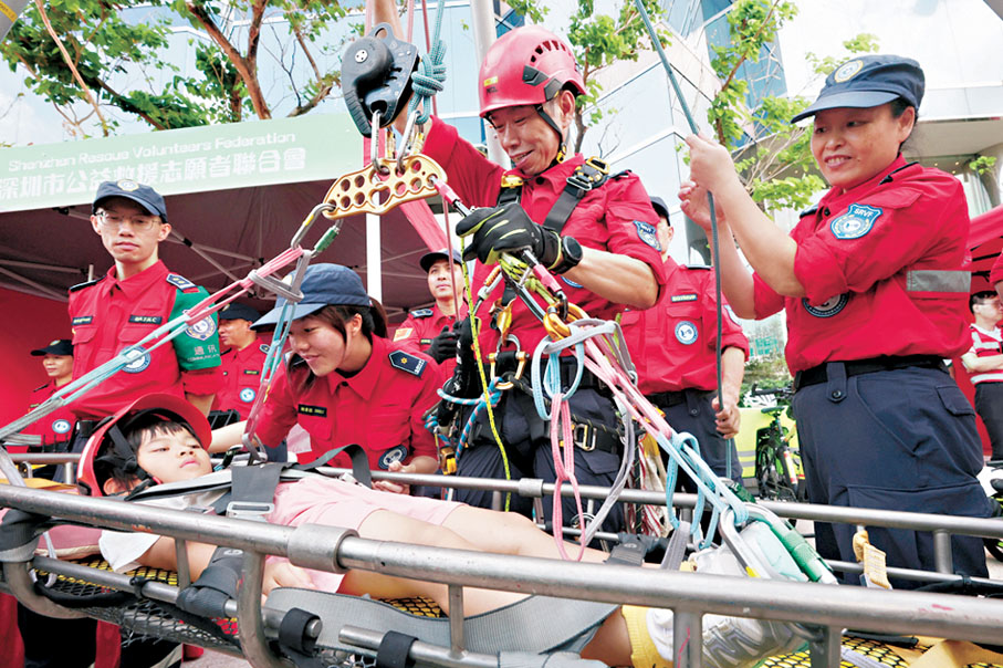 ●民安隊隊員展示山嶺搜救技術。香港文匯報記者郭木又  攝