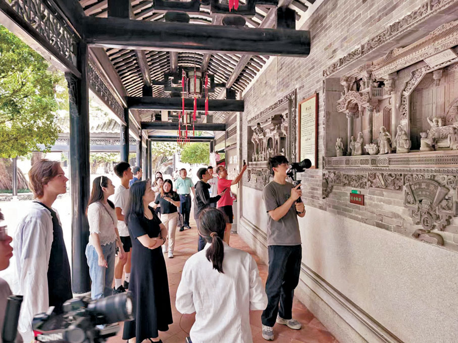 ●國際青年體驗官欣賞寶墨園的石雕。