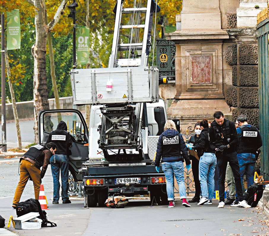 ●雲梯車內留有電鋸。 法新社