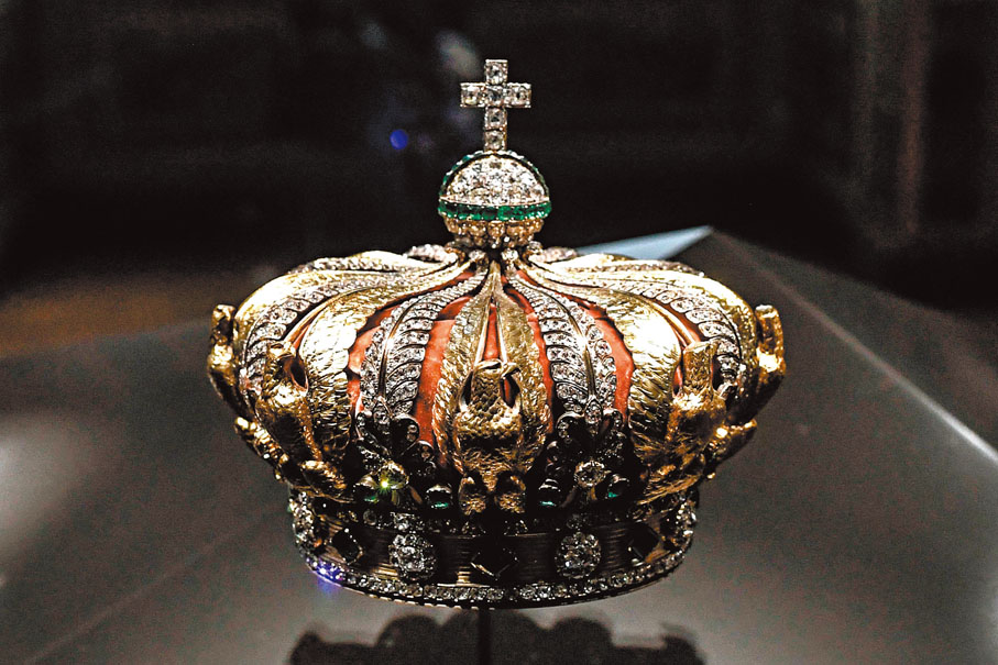 ●警方在館內尋回歐仁妮王后王冠。圖為王冠原貌。法新社